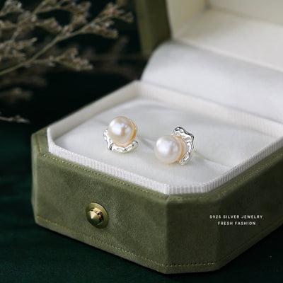 Pearl earrings in a green jewelry box with '585 Silver Jewelry Fresh Fashion' text.